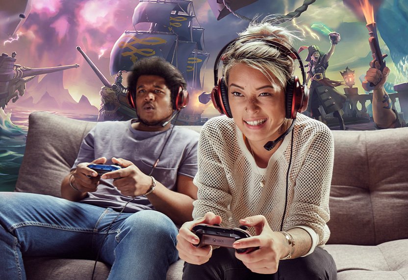 Deux personnes assisent sur un canapé jouent en profitant du Xbox Game Pass