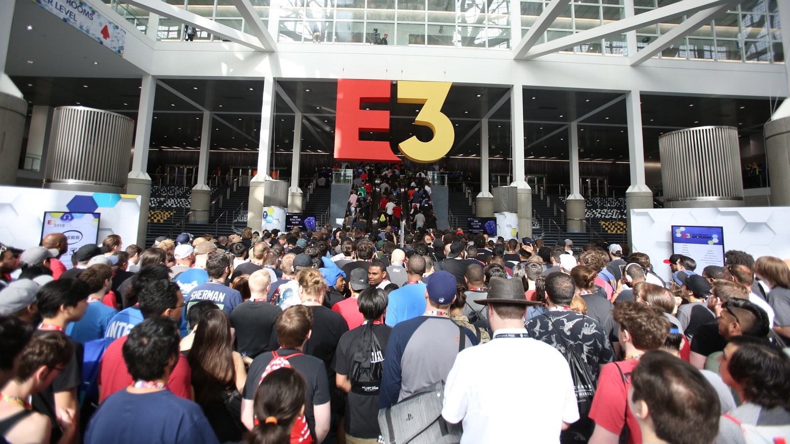 E3-Foule-Entree-Convention-Center