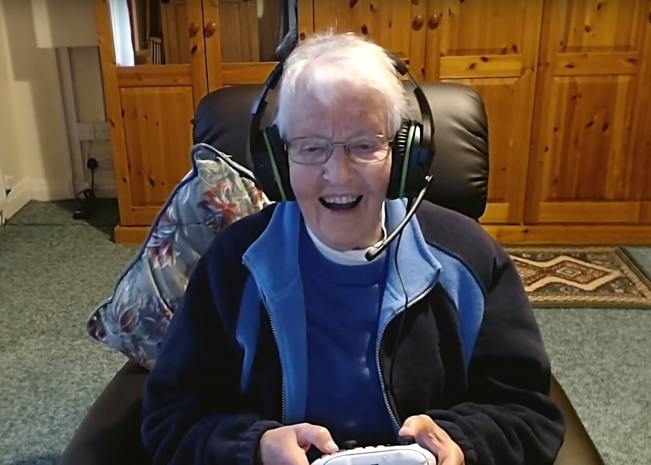Xbox Beyond Generations - dame âgée tenant une manette